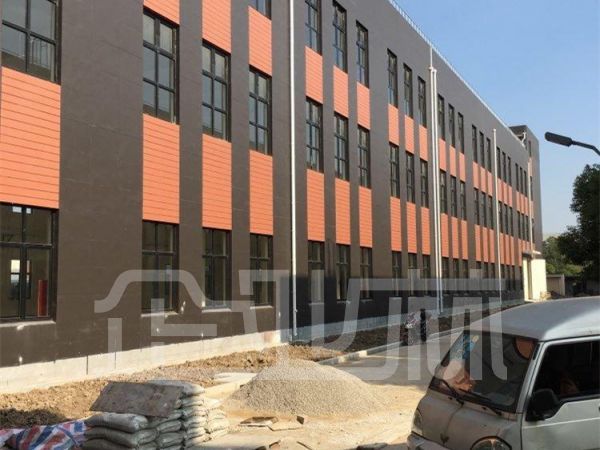 柘林工业区现有厂房8000平方，2层楼，有电梯行车，0.75元／平方／天税后价。