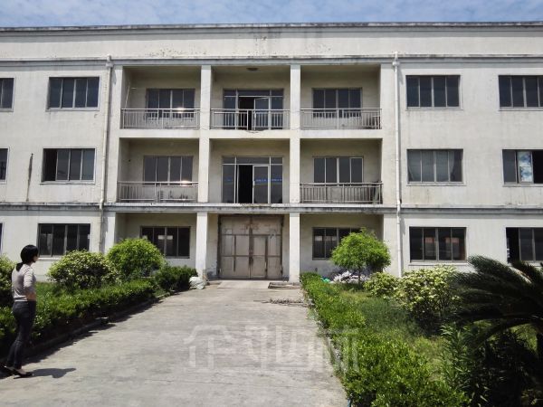 松江佘山工业区，有产证，1500平厂房出租