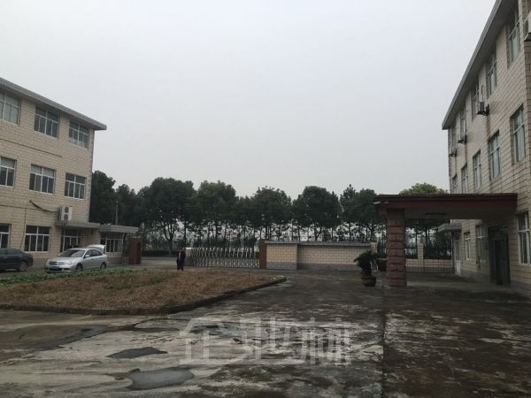 金山吕巷独门独院占地6亩建筑3750平米厂房出售