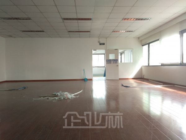 新桥 独门独院一局二火车头单层厂房2500平