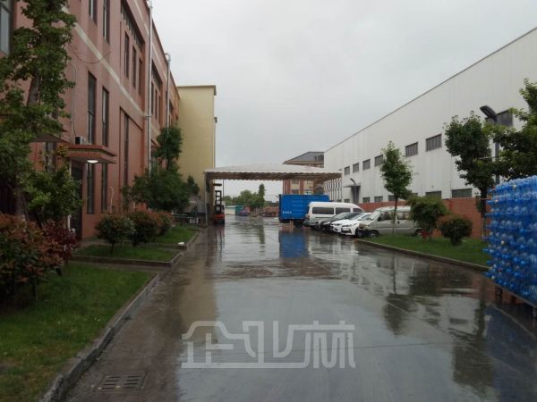 实体砖墙标准仓库，24小时可以挂车进出，有货梯