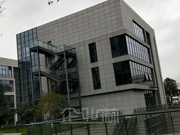青浦写字楼出租，价格便宜，交通便利，配套齐全，免租期久