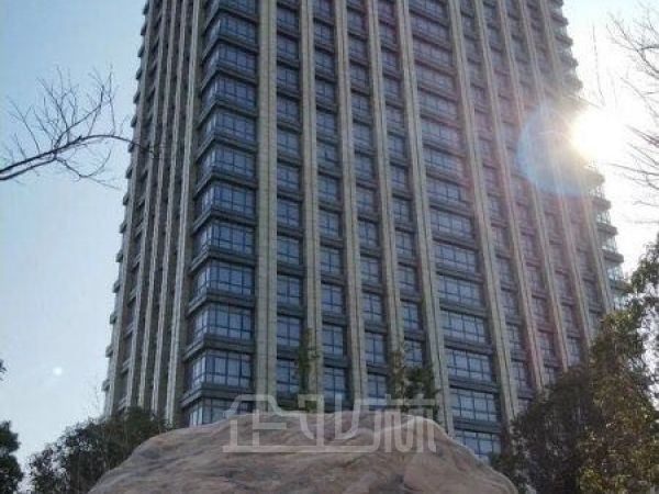 出租：松江万达旁1353平全新毛坯写字楼，送硬装，可分割