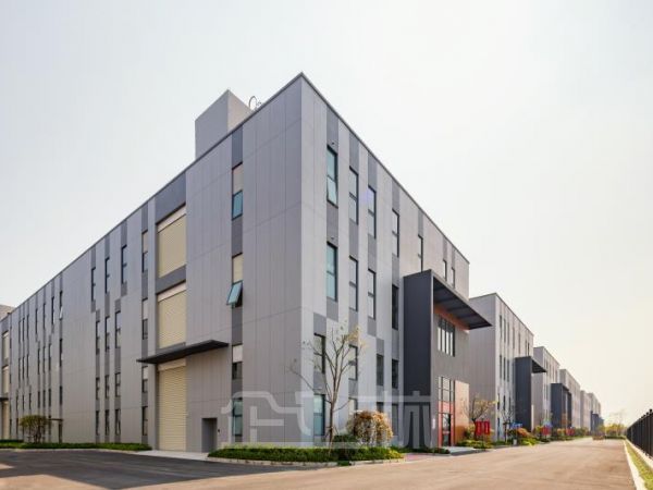 宝山罗泾新建产业园7.9米层高带货梯3630平三层厂房出租
