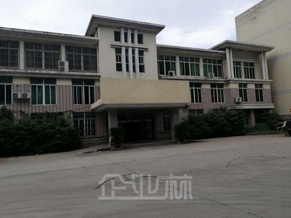 苏州张家港独门独院标准单层厂房出售面积11500平，产证齐全，配有50吨以上行车