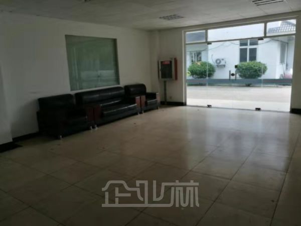 出租松江大港1700平单层火车头厂房