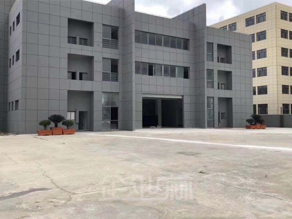 独门独院火车头厂房面积2380平方 高度9米