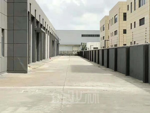 出租松江新桥厂房面积4200 独门独院 单层 价格1..35元每平天 好谈！！！