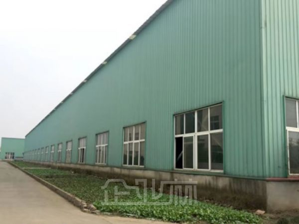 江苏高邮独门独院单层厂房出售面积40000平，产证齐全，多部行车
