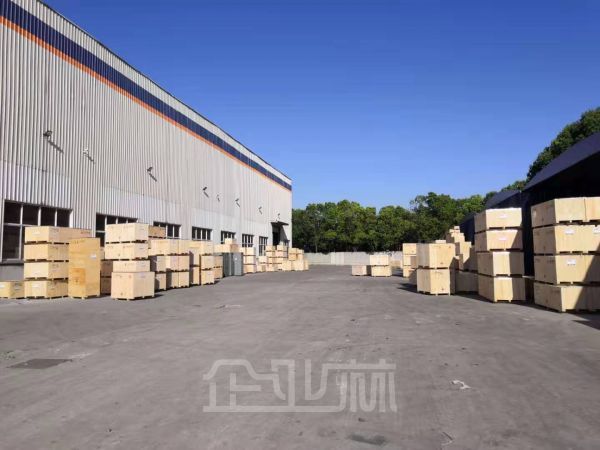 松江新浜镇独门独院单层厂房出租面积8100平，104板块，全新环氧地坪，空地大，可分租