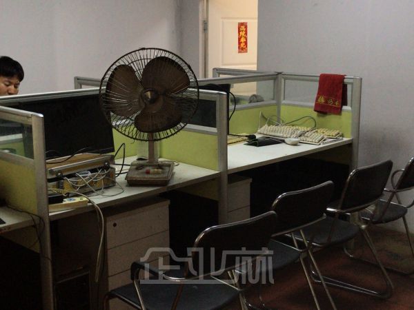 出租：松江车墩104板块楼上400平厂房 便宜出租！！