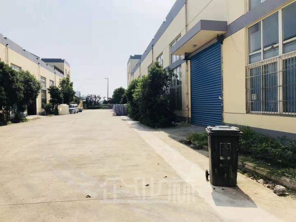 奉贤南桥104地块单层火车头式厂房出租面积2404平，产证齐全，可注册可环评
