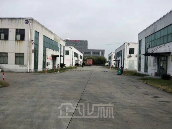 松江新桥厂房出租面积2630平，卸货平台，产证齐全，厂房形象佳