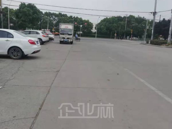 松江荣乐路1230㎡单层厂房出租，层高7米，1.2元/天.㎡，空地大厂区货车拖挂好进出，厂证齐全办公室精装修