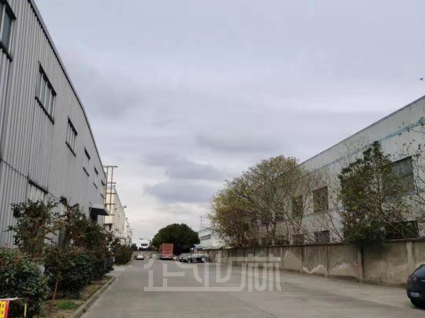 青浦华新镇现有8900平米厂房出租，104板块，可环评，单层层高9米，电量按需分配