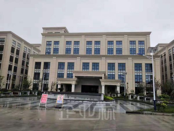 江苏昆山陆家镇现有40000㎡厂房出租，共6层，层高4.5米，有货梯，电量按需分配，26元/月.㎡