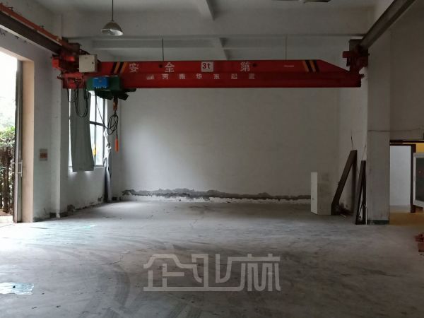 松江九亭地铁站附近全新装修4617平米厂房出租，3层【独门独院】，层高3米~5.3米，有行车，1.5元~1.7元/平.天