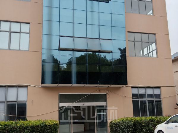 松江九亭地铁站附近全新装修4617平米厂房出租，3层【独门独院】，层高3米~5.3米，有行车，1.5元~1.7元/平.天