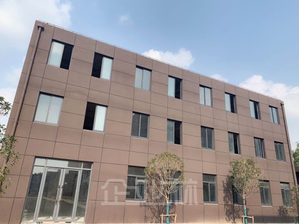 嘉定江桥13200平双层厂房对外出租    租金2.6元/天/平米（大小面积好分割）