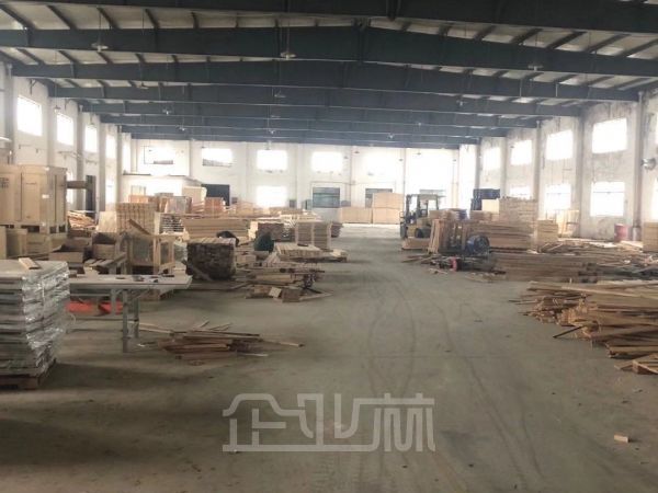 出租：松江泖港木器厂房新出3200平方，纯单层，层高7米，报价0.9元。可以分割。另外有560平方，层高4米，