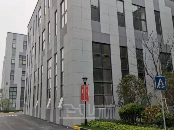 松江泗泾1300平四层厂房对外出租    租金2元/天/平米
