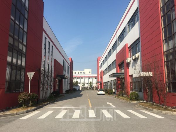 只限外资生产型企业 砖混结构单层厂房面积8826平 高度9米  零租金
