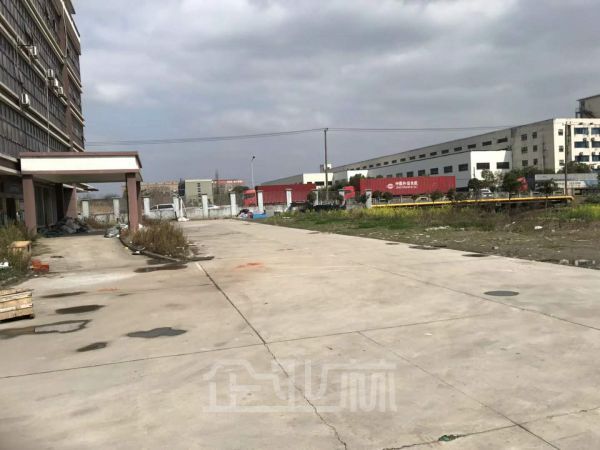 嘉定外冈工业区104地块单层厂房出租面积11700平，产证齐全，可注册可环评