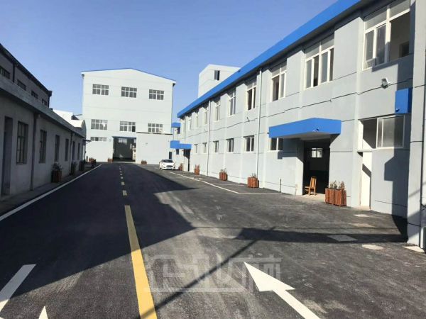 奉贤青村单层厂房出租面积6800平，有牛腿可架行车，厂房配套设施完善