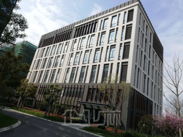 松江佘山西部开发区104地块全新厂房出售面积200000平，交通便利，配套完善