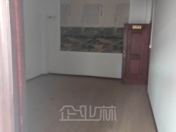 江苏常州百丈工业园区单层厂房出租面积2500平，产证齐全，可注册可环评