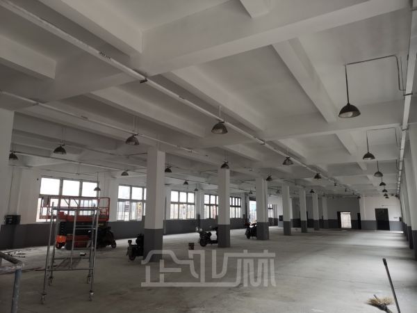 出租：松江区泗泾镇双层厂房1250-4000平，无税收要求！！