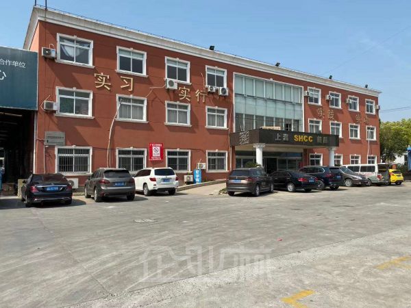 奉贤南桥单层厂房出租面积3130平，配有行车，形象好，空地大
