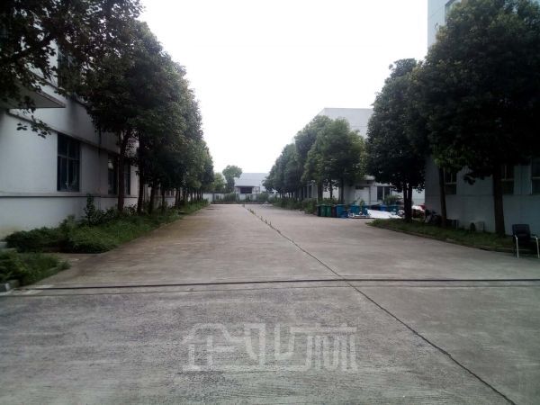 松江大港独门独院一局三火车头厂房出租面积12800平，三栋独立厂房，产证齐全