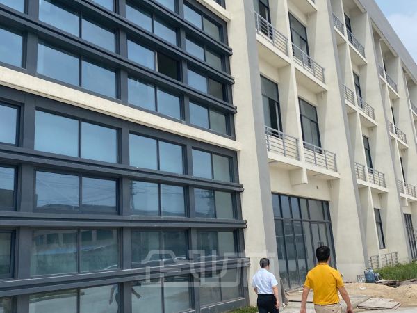 全新厂房，层高10米，对外出售
