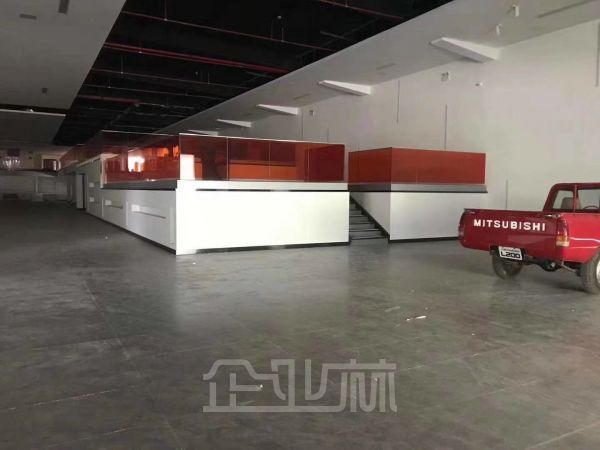 出租：松江万达旁各类展厅仓库办公面积2800平方米！！