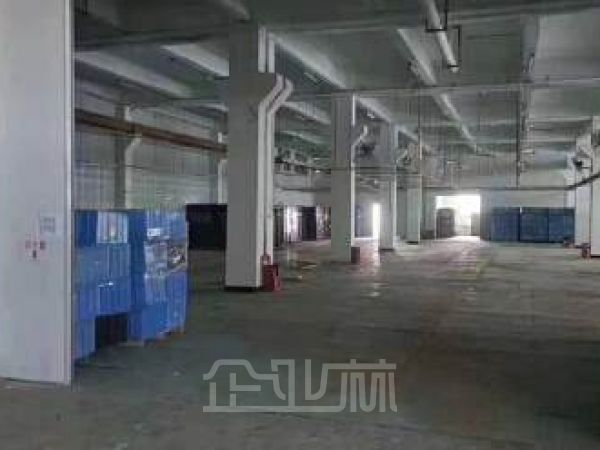 苏州园区一楼带牛角厂房出租，层高7米，有装修，价格30元