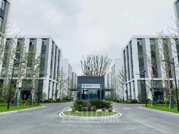 新区锡泰路稀缺独栋厂房1800平首付三成，另有大小面积可选。品牌开发商放心入驻