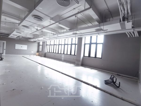 出租康桥厂房7000平 104地 可分租 带高平台