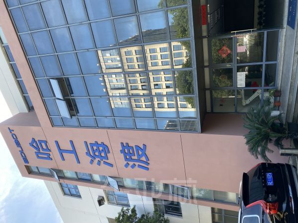园区装修齐全，消防排烟喷淋设施齐全，办公厂区二合一