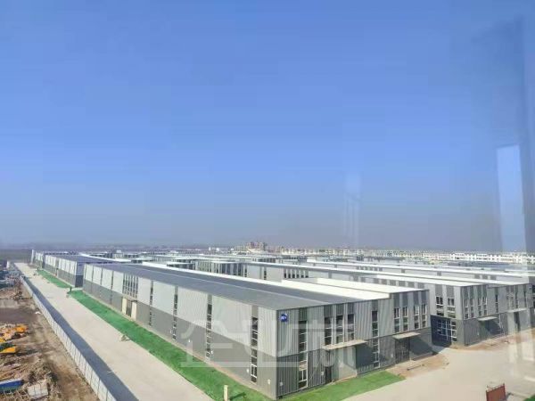 工业土地性质，一房一证，50年大产权 中间无立柱，可架10吨行车，有独立办公