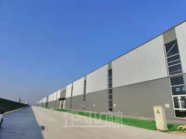单层钢结构，层高12米，宽24.9米，中间无立柱，可架10吨行车，有独立办公